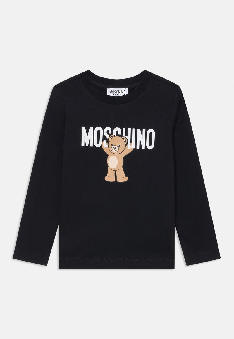 Svart långärmad skjorta med en tecknad björngrafik i tan med en vit buk och texten "MOSCHINO" i fet vit stil.