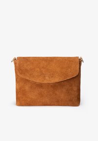 Braune Wildleder-Clutch mit gefaltetem Überschlag und dezenter Prägung auf der Vorderseite, vor einem schlichten weißen Hintergrund.