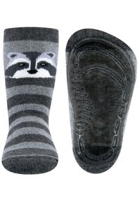 Grau gestreifte Socken mit einem Design von Waschbär-Gesichtern, aus weichem Material, mit einer strukturierten schwarzen Gummisohle für Grip und Stabilität.