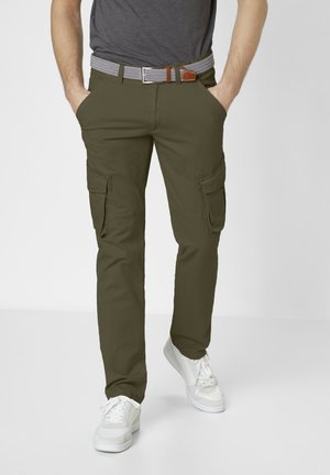 Olivengrüne Cargo-Hosen mit mehreren Seitentaschen, geradem Schnitt und gehalten von einem gemusterten Gürtel mit braunem Lederelement. Weiße Sneakers.
