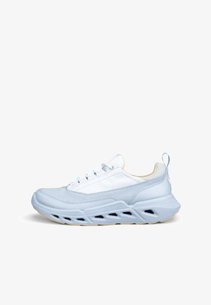 Világoskék és fehér sportos tornacipő hálós felsőrészsel, fűzős záródással, párnázott szegéllyel és szellőztetett, vastag talppal, bézs tapadófelülettel.