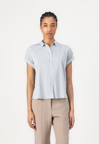Camicia azzurro chiaro a maniche corte con bottoni e righe verticali. Presenta un colletto, una vestibilità comoda e una texture di tessuto morbido.