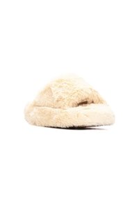 Zapatillas de felpa de imitación en un suave color beige con un diseño de punta cerrada, que presentan una textura gruesa y una suela acolchada.