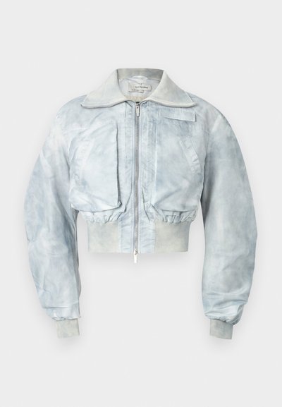 Φωτεινό γαλάζιο, cropped bomber μπουφάν με φερμουάρ στο μπροστινό μέρος, μεγάλες μπροστινές τσέπες με καπάκι, ελαστική μέση και ριμπ μανσέτες.