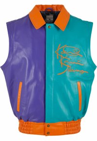 Barevná kožená vesta s fialovými a tyrkysovými panely, oranžovými akcenty a elastickým pasem. Výrazná podpisová výšivka v oranžové barvě.