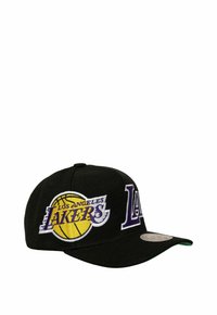 Gorra de béisbol negra con el logotipo bordado de "Los Angeles Lakers" y letras moradas; cuenta con un visera curva y un interior verde.