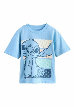 Lichtblauwe katoenen t-shirt met korte mouwen, voorzien van een grafische print van een personage dat tegen gestreepte pastel achtergronden zit.