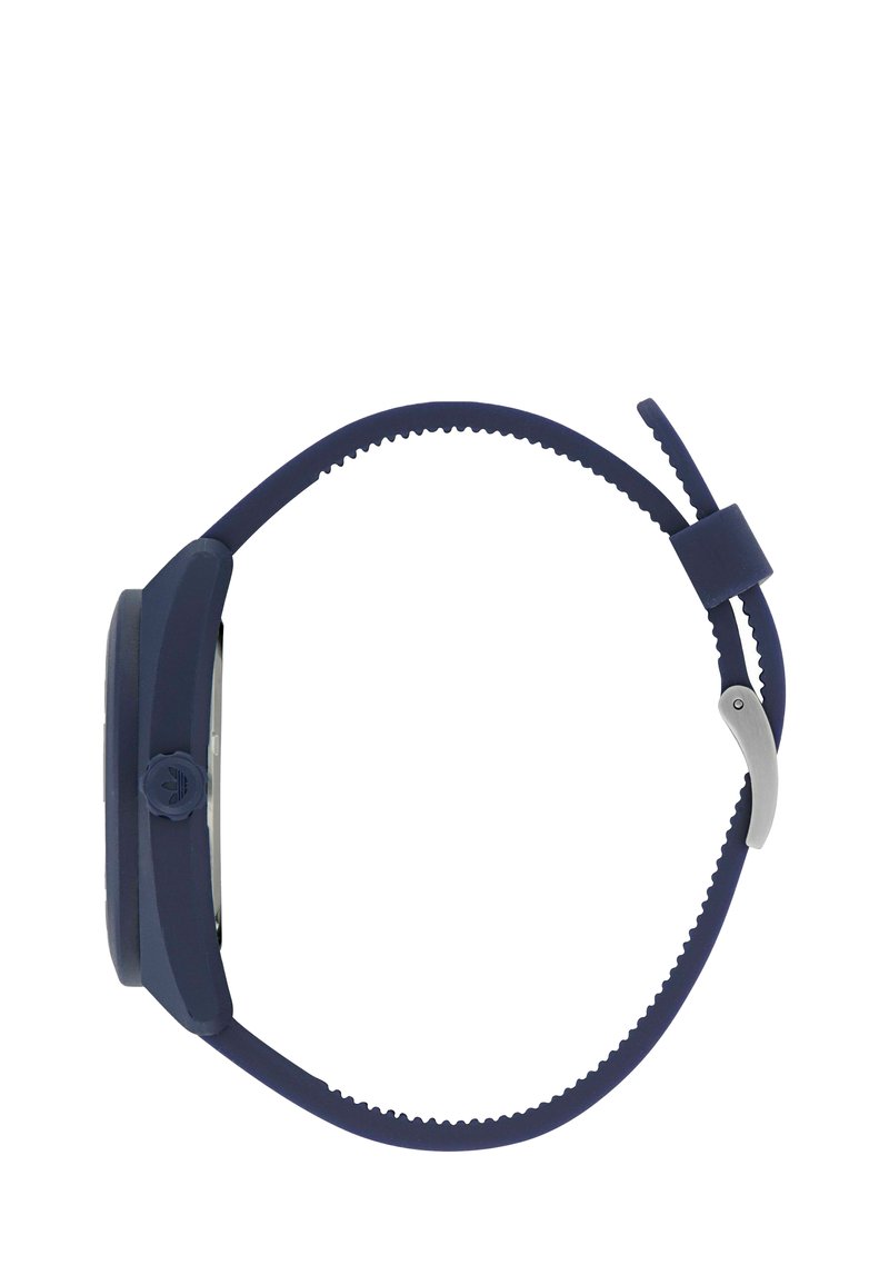 Montre-bracelet bleu marine avec bracelet en silicone texturé et boucle ajustable, vue de profil latéral sur fond blanc.