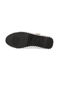 Suela de zapato negra con clavos metálicos alrededor del borde. Superficie texturizada con una impresión de logo. Forma plana y ligeramente curvada.