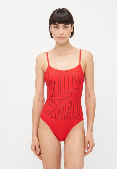 Vörös egyrészes fürdőruha vékony pántokkal, amelyen merész fekete felirat található: "MOSCHINO". Sima, ruganyos anyag, amely karcsú fazonban és magas nyitott lábszárral készült.