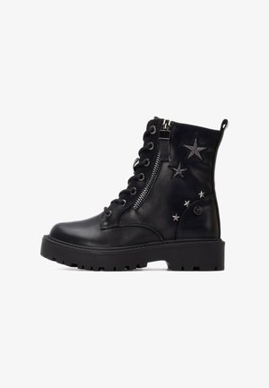 Botas de tobillo de piel negra con punta redonda, cordones en la parte delantera, cremallera incorporada, acentos de estrellas y una suela de goma gruesa.