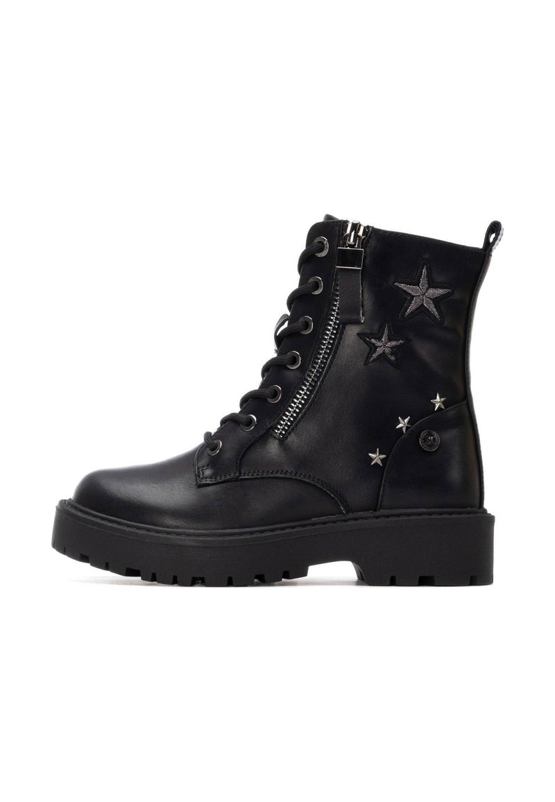 Botas de tobillo de piel negra con punta redonda, cordones en la parte delantera, cremallera incorporada, acentos de estrellas y una suela de goma gruesa.
