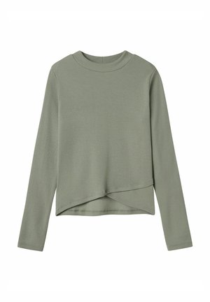 Chemise côtelée vert olive à manches longues avec un col rond et un ourlet superposé asymétrique.