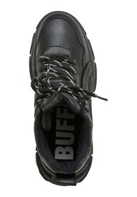 Zapatilla negra con parte superior de cuero texturizado, suela gruesa, cordones en blanco y negro, y logotipo "BUFF" en la plantilla. Talón liso y reforzado.