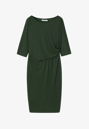 Tume roheline põlveni ulatuv kleit kolmeveerand varrukatega ja vöökoha kokkutõmmatud detailiga ühtlasel taustal.