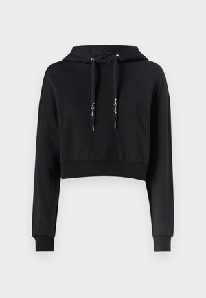 Afskåret sort hætte sweatshirt lavet af blødt stof med snorehals, lange ærmer og ribkanter i ærmer og kant. Har logo detaljer på forsiden.