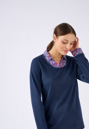 Donkerblauw longsleeve shirt met een kraag en manchetten met bloempatroon. Zachte textuur en getailleerd ontwerp. Opmerking: de kraag heeft levendige roze en paarse bloemen details.