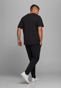 Jack & Jones GORDON SHARK PANT - Pantalones deportivos - black