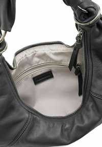 Borsa a mano in pelle nera con una texture liscia, dotata di una fodera chiara, tasca interna con cerniera e dettagli in metallo argentato.