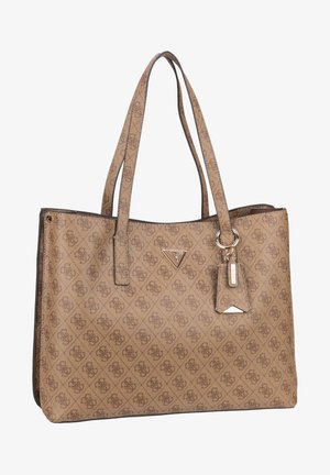 Brązowa torba typu tote Guess z podwójnymi paskami na ramię, charakterystycznym wzorem z logo oraz metalową plakietką z logo zawieszoną na pierścieniu.