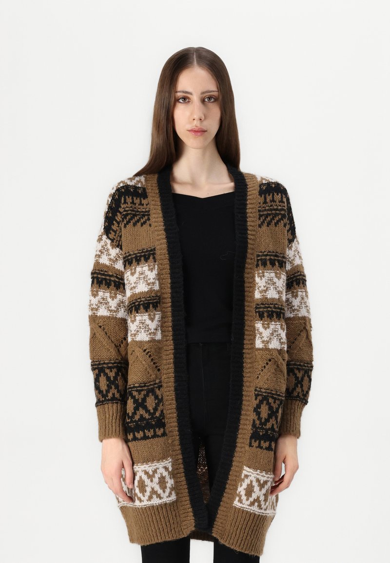 Cardigan de punto en marrón, blanco y negro con patrones geométricos, mangas largas, apertura frontal y tejido texturizado. Apto para superponer.