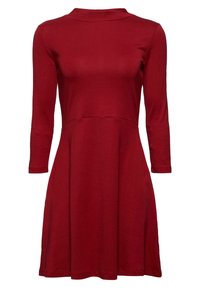 Czerwona sukienka z długim rękawem, wykonana z miękkiego materiału, z okrągłym dekoltem, dopasowaną górą i rozkloszowaną spódnicą. Gładka faktura, bez wzorów ani akcentów.
