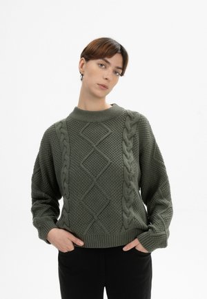 Dunkelgrüner Strickpullover mit texturierten Mustern, ausgestaltet mit einem Zopfmuster, Rundhalsausschnitt sowie gerippten Bündchen und Saum.