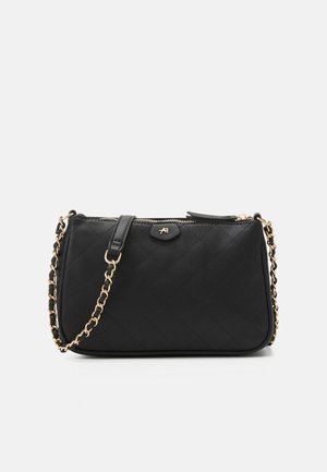 Czarna pikowana skórzana torebka na ramię z złotym łańcuszkowym paskiem i zamkiem błyskawicznym, z małym metalowym logo z przodu.