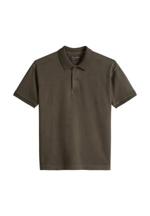 Krótki rękaw, oliwkowo-zielona koszulka polo z prążkowanym kołnierzem i mankietami na rękawach, dwukolorowym zapięciem na guziki i etykietą marki wszytą wewnątrz kołnierza.