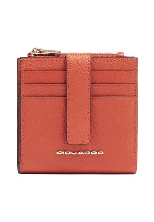 Portafoglio compatto in pelle marrone con sei fessure per carte, una cinghia centrale, un compartimento superiore con cerniera e logo "Piquadro" dorato sul davanti.