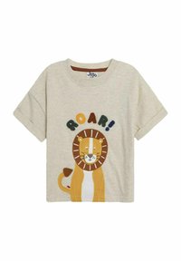 Béžové tričko s krátkým rukávem s potiskem lva a nápisem "ROAR!" v barevném apliku. Bavlněný materiál s jemnou texturou.
