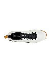 Scarpa sportiva bianca con tomaia strutturata, lacci neri e suola in gomma. Caratterizzata da una linguetta posteriore beige e dal marchio "Wilson" sulla linguetta.