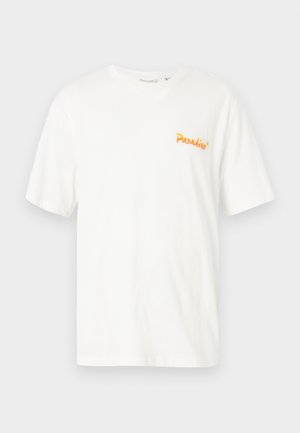 T-shirt en coton blanc à manches courtes. Présente un logo "Paradiso" orange et jaune sur la poitrine gauche. Design simple et épuré.