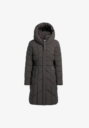 Długi czarny pikowany płaszcz zimowy z wysokim ocieplanym kołnierzem, pełnym zamkiem błyskawicznym z przodu i ukośnym wzorem przeszyć.