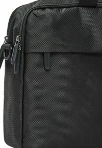 Zwarte textuur tas met meerdere ritssluitingen, voorzien van gladde rubberaccenten en duurzame stof. Compact rechthoekig ontwerp.