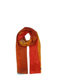 Sciarpa di seta con un design a gradiente nelle tonalità di rosso, arancione e giallo, texture liscia e bordi rifiniti.