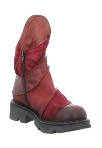 Roter Leder-Stiefelette mit lockerem Design und glänzendem Finish. Verfügt über einen seitlichen Reißverschluss, strukturierte weiche Wildleder-Akzente und eine klobige Sohle.