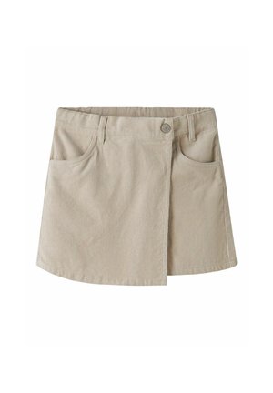 Minigonna beige in velluto a coste con pattina frontale, passanti per cintura, chiusura con bottoni e due tasche frontali mostrata su sfondo bianco.