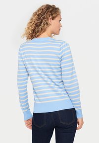 Pull bleu clair avec des rayures horizontales crème, col et poignets côtelés, texture en tricot douce, design ajusté et ourlet légèrement arrondi.