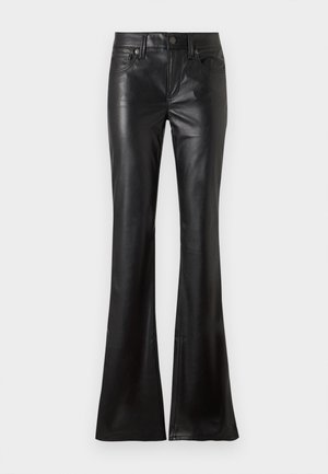 Pantalon noir en simili cuir avec cinq poches et jambes évasées, doté d'une fermeture devant par bouton et zip.