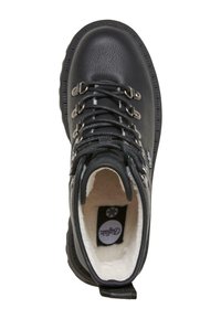 Černá turistická bota s koženým svrškem, polstrovaným límcem, kovovými očky a texturovanou podrážkou. Interiér je vyložen měkkým bílým fleecem pro maximální pohodlí.