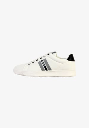 Witte sneakers van glad synthetisch materiaal, met een zwarte hielaccent en een diagonale gestreepte detail aan de zijkant in zwart en grijs.