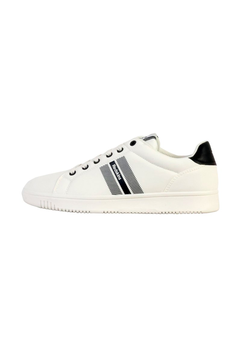 Zapatillas blancas que presentan un material sintético suave, un acento negro en el talón y un detalle de rayas diagonales en los laterales en negro y gris.