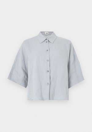 Hellblaues kurzärmliges Leinenhemd mit Kragen und durchgehender Knopfleiste, in entspanntem, kurz geschnittenem Stil und glatter Textur.