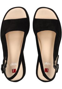 Sandali neri in suede con punta aperta e cinturino alla caviglia. Presentano una soletta beige chiaro e un accento rosso distintivo sul tallone.