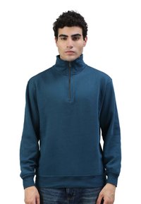 Dunkelblauer Fleece-Pullover mit hohem Kragen und halbem Reißverschluss, ausgestattet mit gerippten Bündchen und Saum. Glatte Textur, lässige Passform.