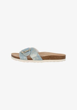 Lichtblauwe denim slipper met kruisende banden, metallic gespsluiting en een kurkachtige voetbed. Witte rubberen zool zichtbaar.