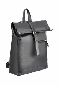 Schwarzer, strukturiert Backpack aus strapazierfähigem Material, mit umschlagbarem Deckel, verstellbarem Riemen, vorderer Reißverschluss-Tasche und Logotag.