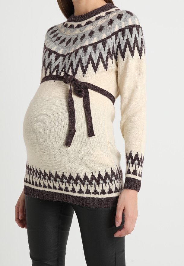 Sweter ciążowy z dzianiny w kolorze kremowym z ciemnofioletowymi wzorami geometrycznymi. Posiada okrągły dekolt oraz pasującą detalę w postaci paska w talii.