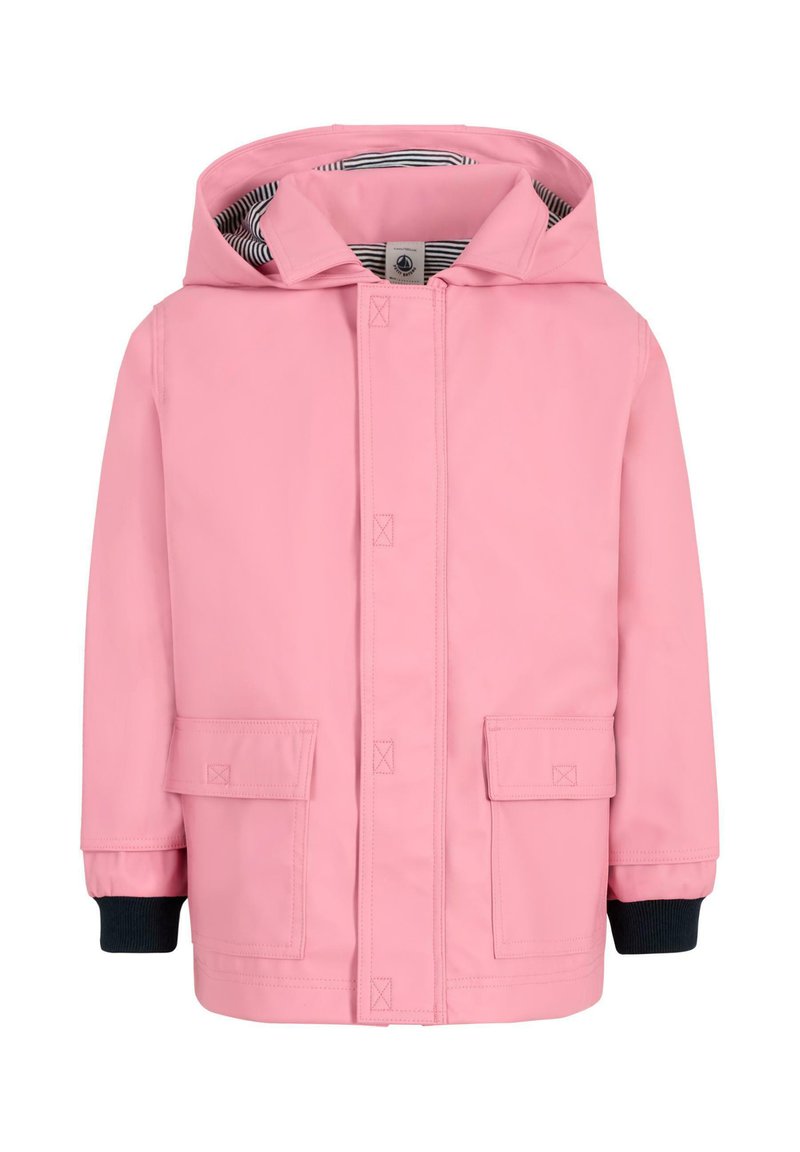 Giacca impermeabile rosa chiaro con cappuccio, dotata di due tasche frontali, fodera interna a righe e polsini blu navy. Design semplice, senza motivi.